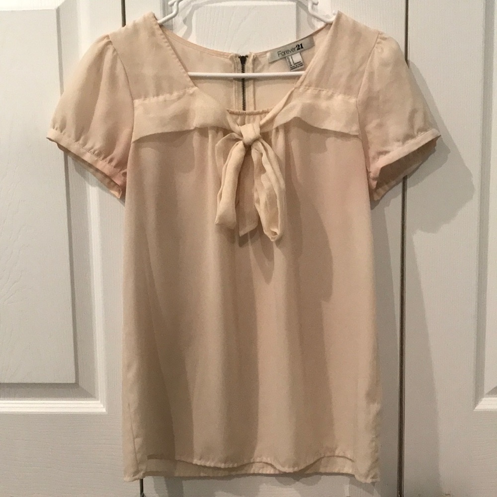 super cute creme shirt 😍